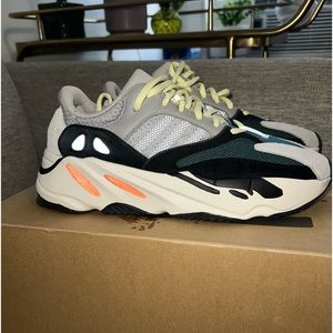 Adidas yezzy boost 700